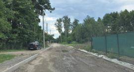 Zalewana ulica Pokojowa, bez chodnika i z kostki