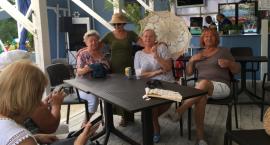 Studenci UTW w Otwocku na świderskiej plaży. Projekt „Panie Demia, Pan się uspokoi!” 
