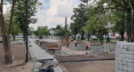 Rewitalizacja placu Niepodległości w Otwocku - dużo granitu, niefunkcjonalne ławki