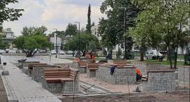 Rewitalizowane skwery w Otwocku: zakaz rowerów, wpatrywania się w lampy, huśtawki tylko dla dorosłych
