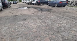 Otwock: Parking przy stacji jak ser… z dziurami