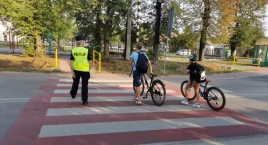 Bezpieczna droga do szkoły – otwoccy policjanci czuwają nad bezpieczeństwem uczniów
