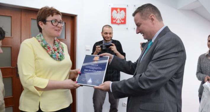 Burmistrz przekazuje zdobyte nagrody
