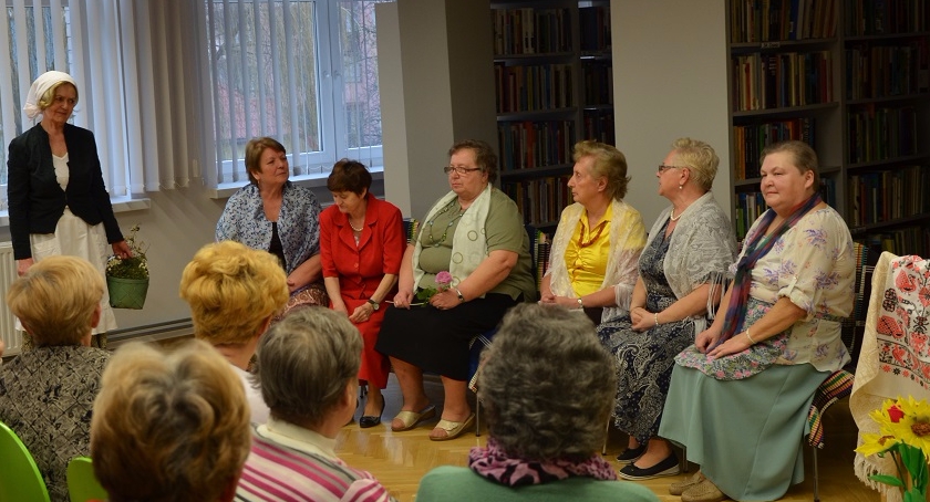 „Na ławeczce” – przedstawienie grupy teatralnej z Uniwersytetu Trzeciego Wieku