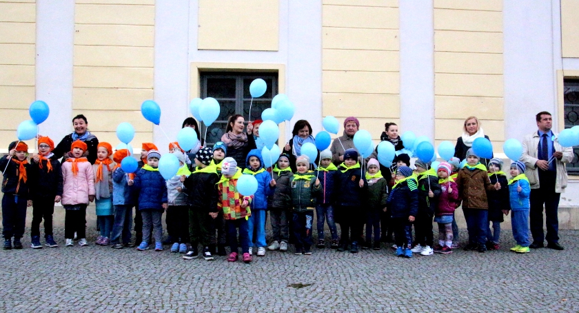 Marsz przez Bielsk Podlaski ku sprawie świadomości dziecięcego autyzmu