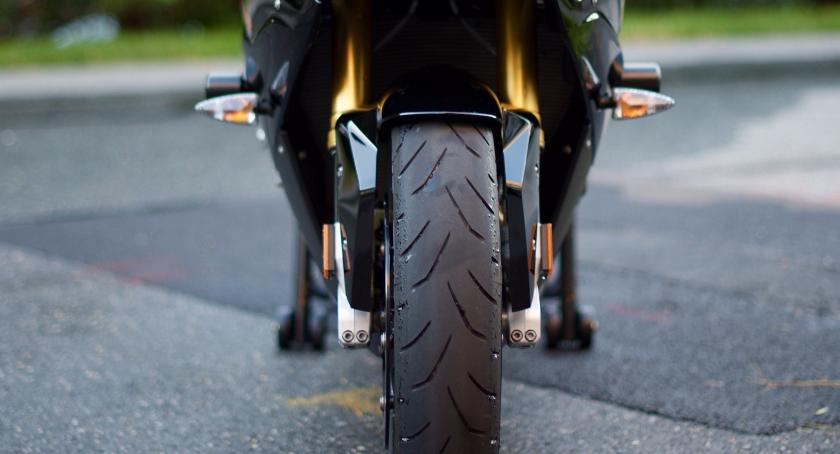 Motocyklista traci prawo jazdy za stwarzanie zagrożenia na drodze