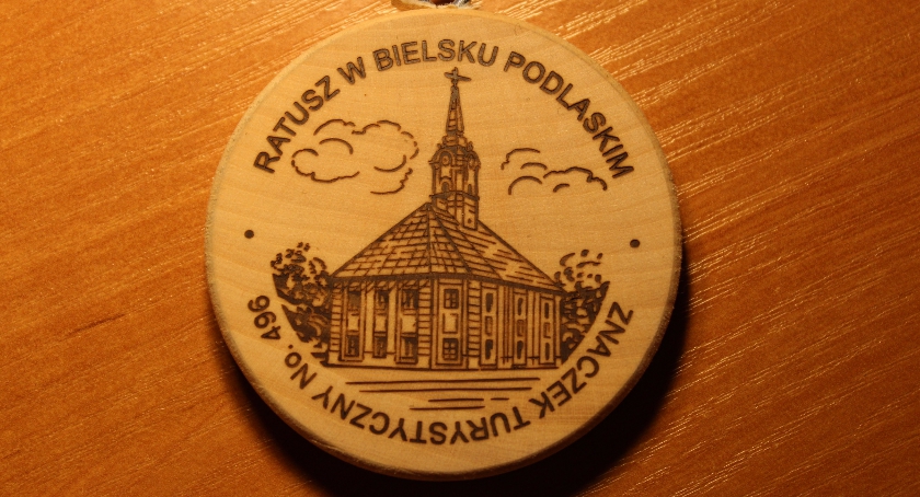 Prezentacja znaczka turystycznego z wizerunkiem ratusza miejskiego w Bielsku Podlaskim