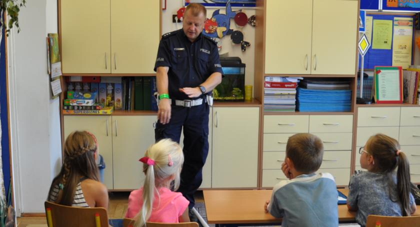 Policja edukuje dzieci – BEZPIECZNA DROGA DO SZKOŁY