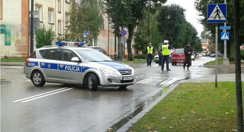 81-latek potrącił na przejściu kobietę z dzieckiem