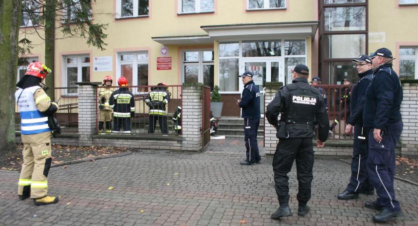 Bielsk Podlaski: Potencjalna bomba w szkole – ćwiczenia służb mundurowych [Zdjęcia]
