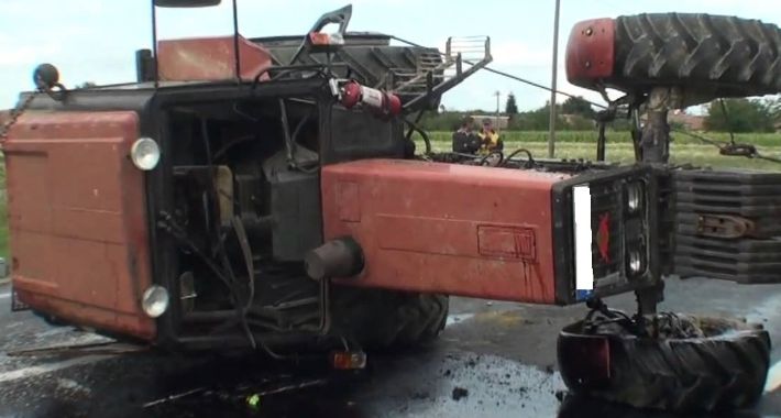 Wywrócony traktor na skrzyżowaniu Piłsudskiego i 11 Listopada