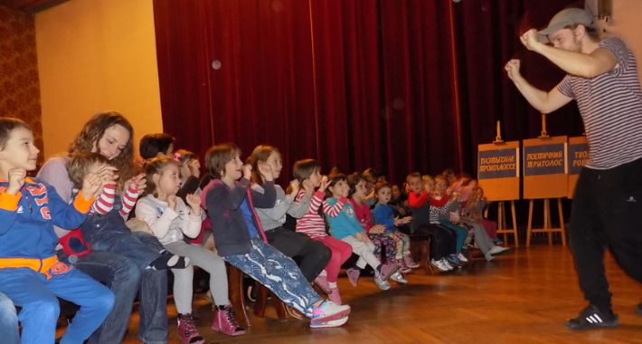 Spektakl w konwencji teatru cieniowego „Piotruś i Wilk” w Bielskim Domu Kultury