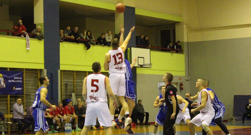 Tur Basket Bielsk Podlaski przegrywa z Księżakiem Łowicz 63:82