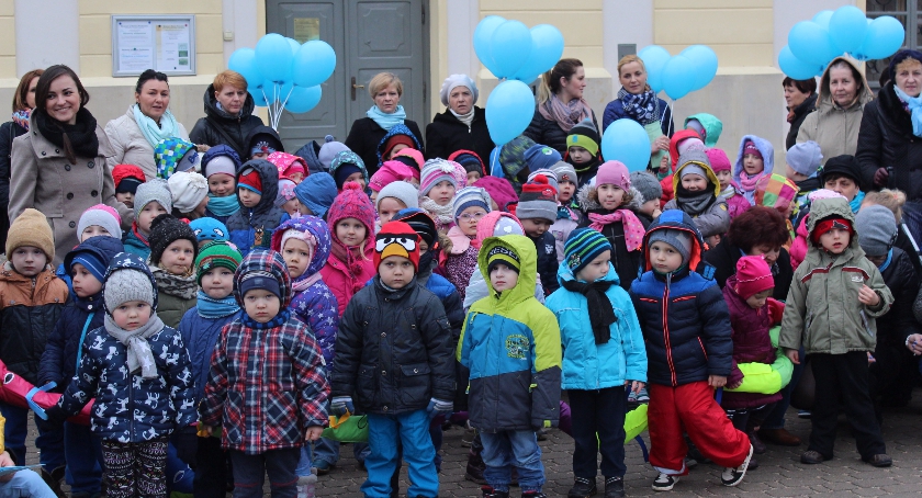 Przemarsz Przedszkola Nr 3 z Oddziałami Integracyjnymi w przeddzień Dnia Świadomości Autyzmu