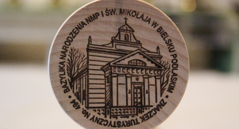 Prezentacja znaczka turystycznego z wizerunkiem Bazyliki w Bielsku Podlaskim