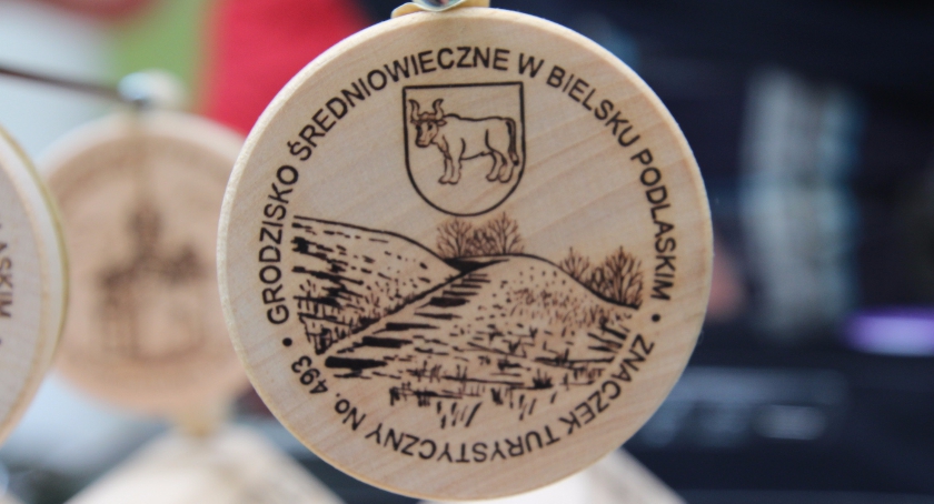 Promocja znaczka turystycznego z wizerunkiem Góry Zamkowej w Bielsku Podlaskim