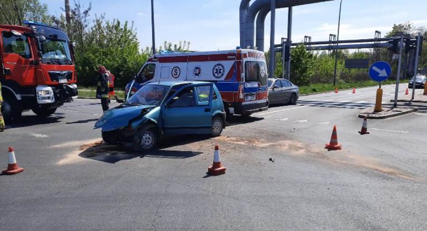 84-latek sprawcą zderzenia pojazdów na pętli miejskiej [zdjęcia]