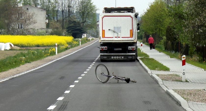 Rowerzysta zjechał wprost pod koła ciężarówki