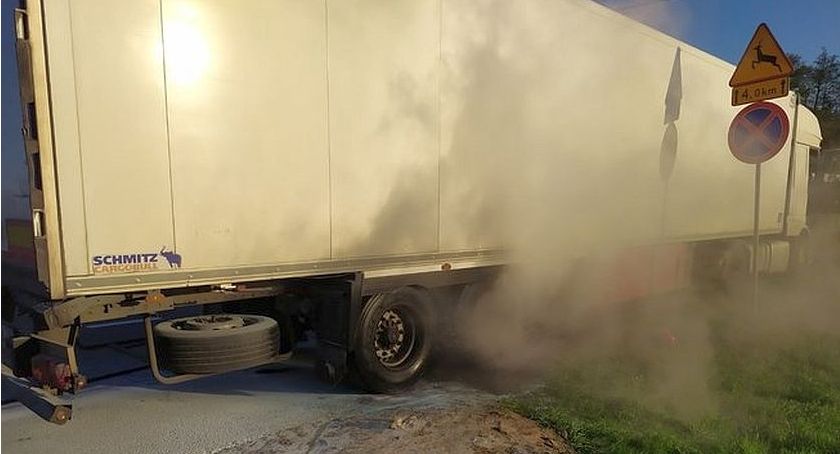 Strażacy gasili pożar ciężarówki pod Glinojeckiem [zdjęcia]