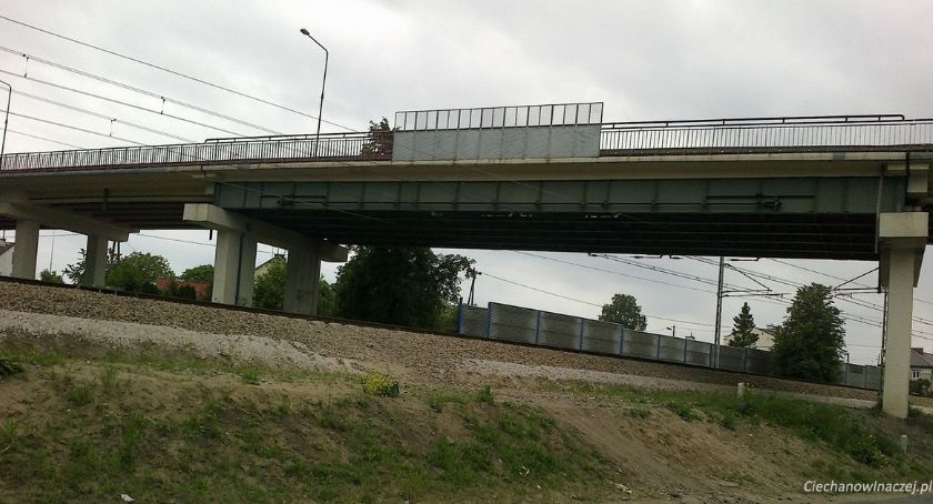 Otrzymali wezwanie, że kobieta chce skoczyć z wiaduktu na ul. Płockiej