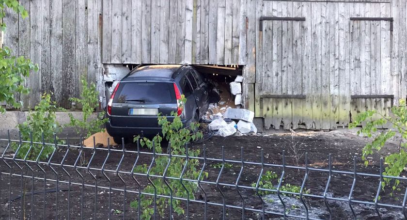 Ford staranował ogrodzenie i wbił się w stodołę [zdjęcia]