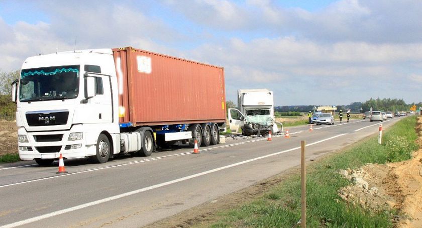 Bus uderzył w naczepę ciężarówki