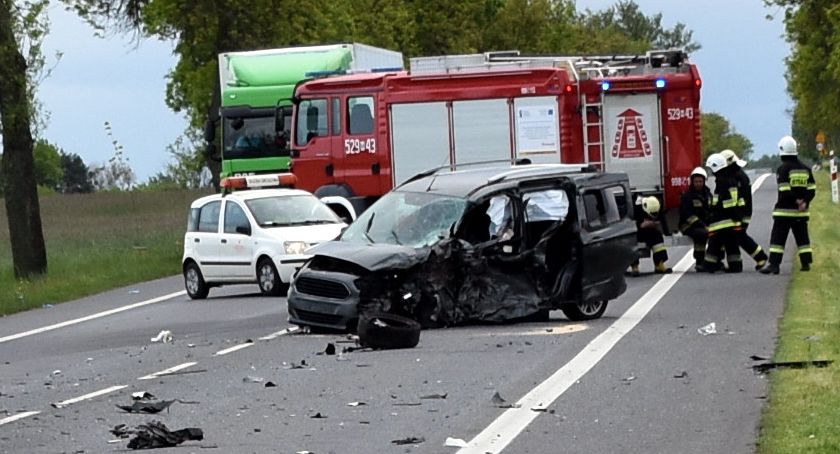 Zasnął za kierownicą? Rodzice z dwójką dzieci trafili do szpitala [zdjęcia]