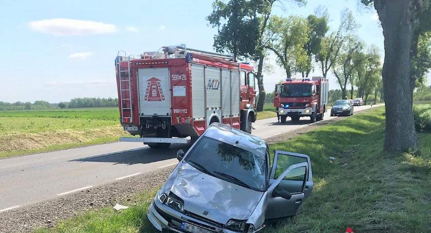 Fiat wjechał do rowu. Za kierownicą 72-latka [zdjęcia]