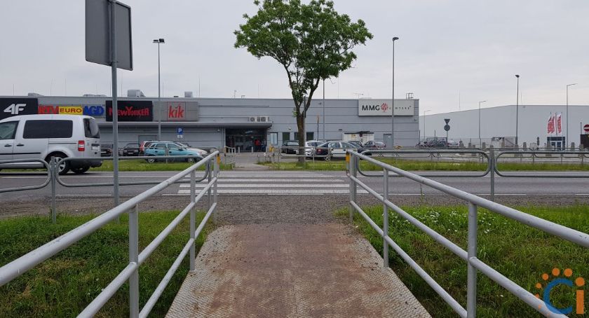 Doświetlą przejście dla pieszych przy centrum handlowym