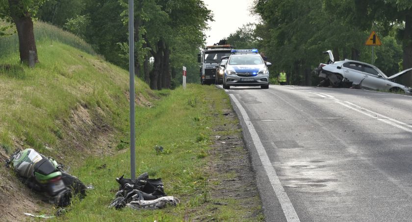 Stracił panowanie nad autem i uderzył w motocyklistę [zdjęcia]