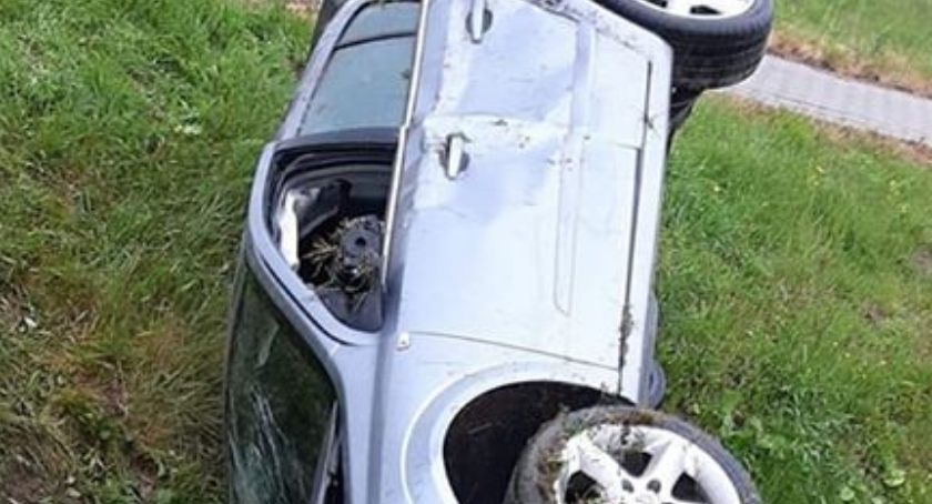 Opel dachował w rowie. Kierowca uciekł do lasu