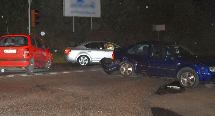 Dwie osoby ranne po zderzeniu trzech aut [zdjęcia]