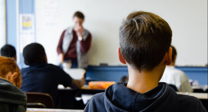 Po wakacjach uczniowie wrócą do szkół