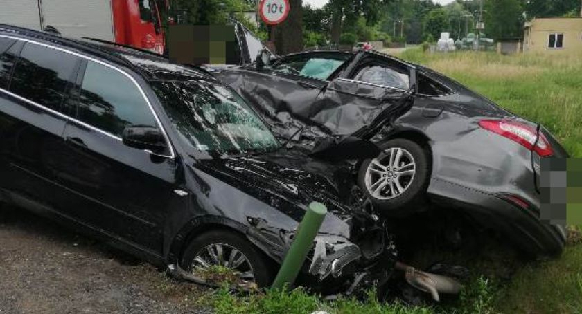 Wypadek w Kicinie. Dwa auta w przydrożnym rowie
