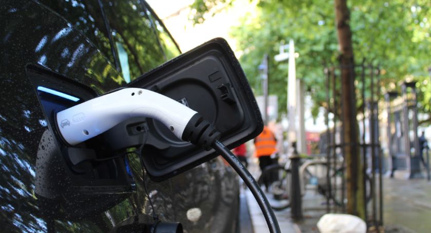 Zyskaj pieniądze na auto elektryczne. Nabór wniosków do końca lipca