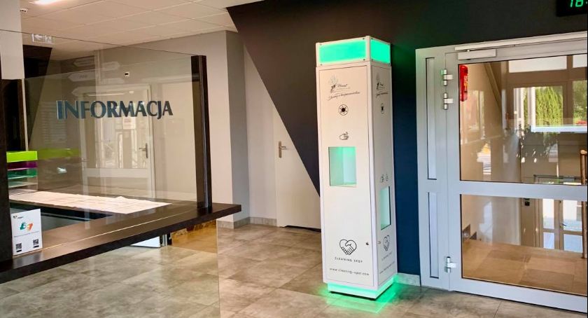Automat zdezynfekuje ręce w Starostwie Powiatowym [zdjęcia]