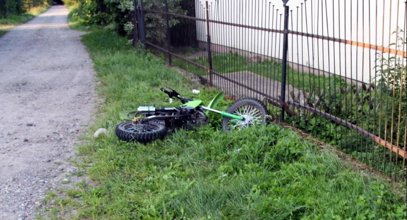 13-latek uderzył motocyklem w ogrodzenie