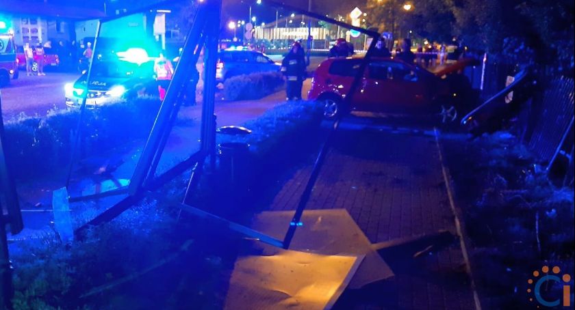 Przejechał przez chodnik i ścieżkę rowerową, uderzył w ławkę, słup i ogrodzenie. Groźne zdarzenie na ul. Sienkiewicza [zdjęcia]
