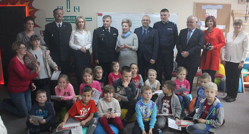 Dzieci wzywały pomoc. Ognik w straży już działa