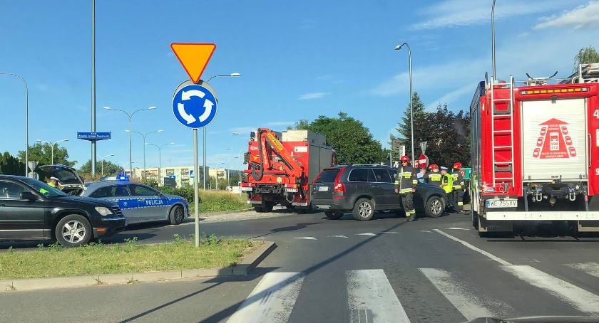Volvo i Audi zderzyły się na rondzie w Ciechanowie 