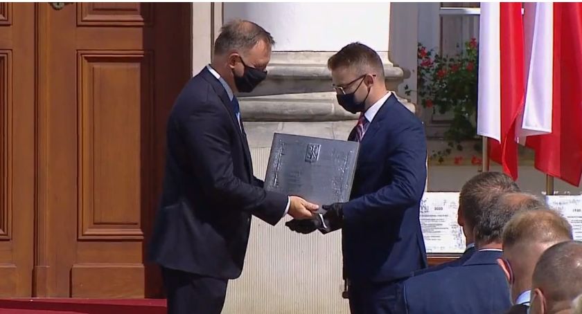 Samorządowcy z powiatu odebrali od Prezydenta RP pamiątkowe tablice [wideo]