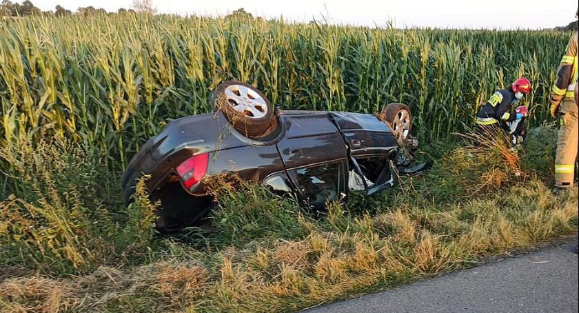 Opel uderzył w drzewo i dachował [zdjęcia]