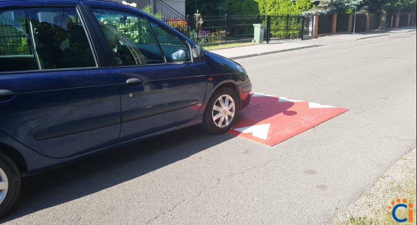 Uwaga kierowcy! Na ciechanowskich ulicach pojawiły się nowe progi zwalniające [zdjęcia]