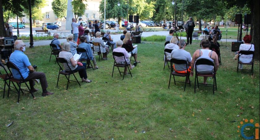 Wspólnie zaśpiewali przed Krzywą Halą [zdjęcia]