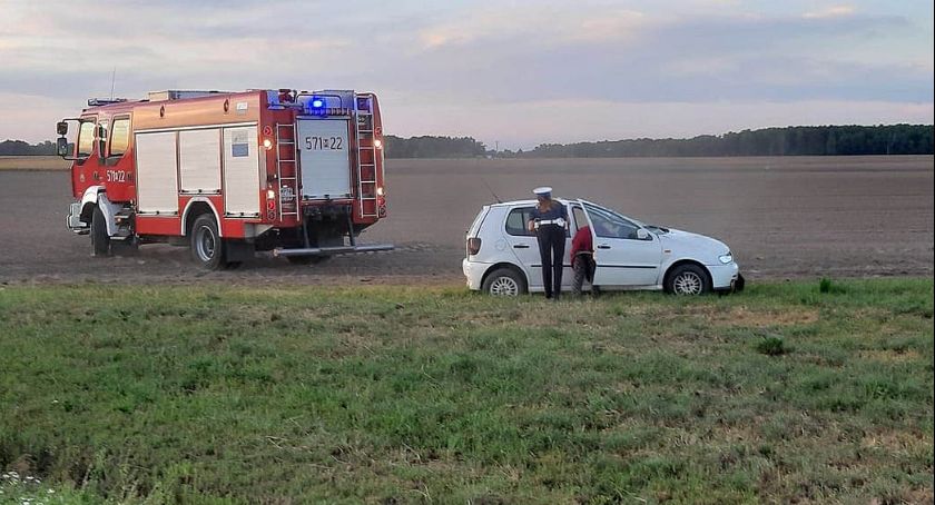 Dachowanie osobówki. Kierowca jechał na podwójnym gazie