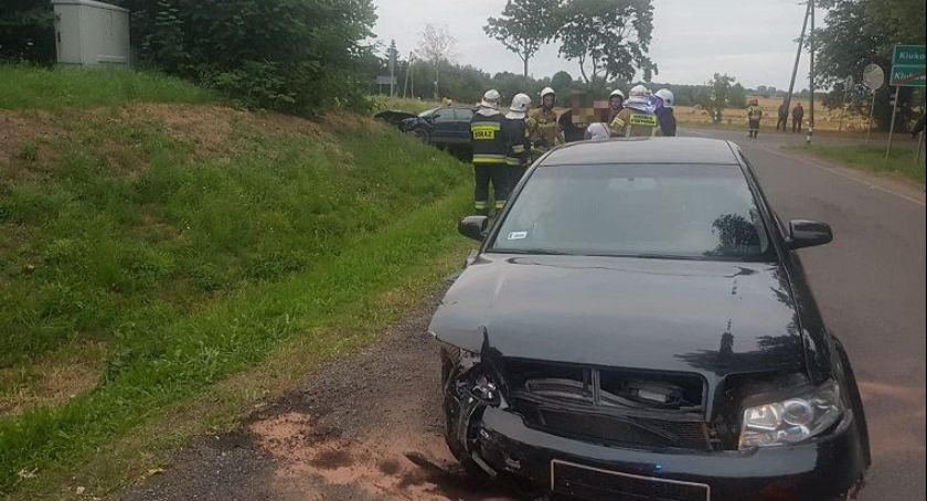 Dwa prawa jazdy zatrzymane po zderzeniu osobówek [zdjęcia]