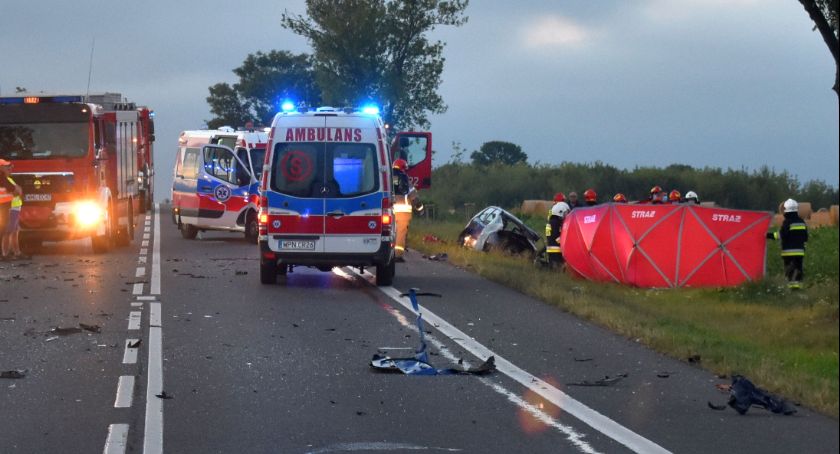 Auto częściowo rozerwane po zderzeniu. Tragiczny wypadek na krajówce [zdjęcia]