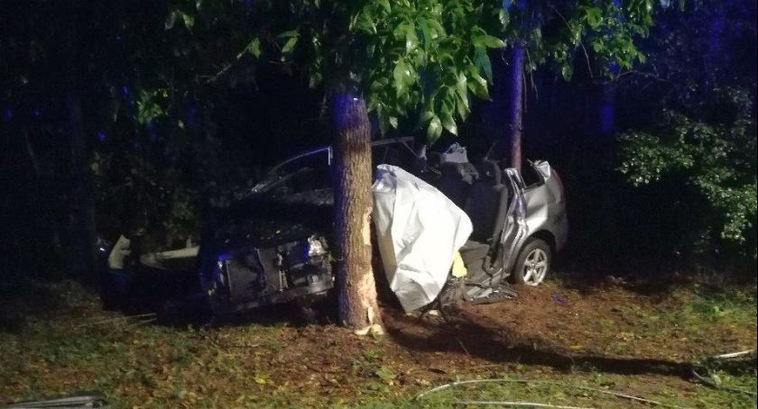 Uderzył w przyczepę i drzewo. Zginął na miejscu