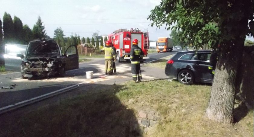 Czołowe zderzenie osobówek w Ciechanowie [zdjęcia]