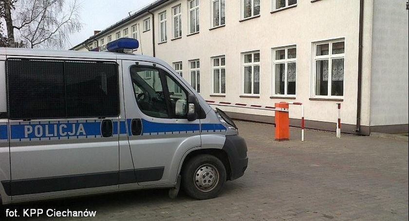 Policja wykryła nieprawidłowości przy ciechanowskich szkołach